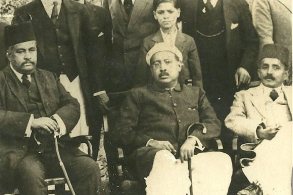 Jethanand Mukhi (center) with Chief Minister of Sindh Ghulam Hussain Hidayatullah (left). Photo Courtesy themukhis.com