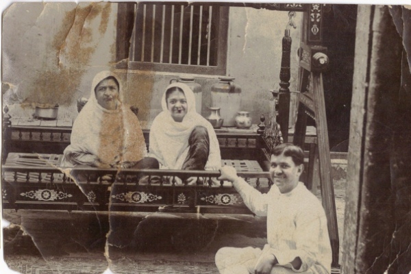 Laxmi Mukhi (middle), first wife of Gobindram Mukhi, with mother and brother Valiram