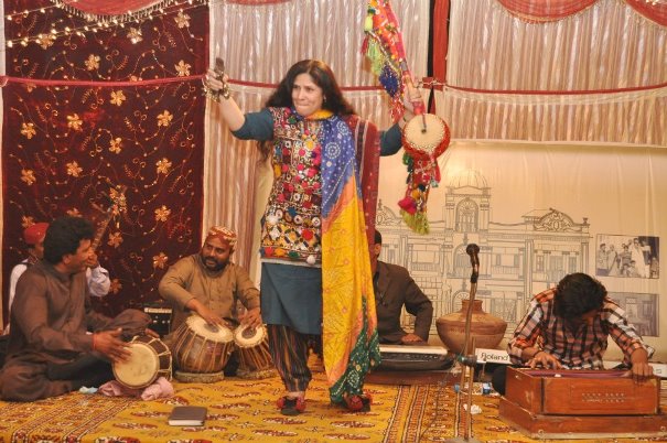 Sindhi music and dance performer playing chimpta and ektara at reunion party